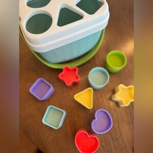 Toddler shape sorter set bucket with handle like new boy baby girl 12 months